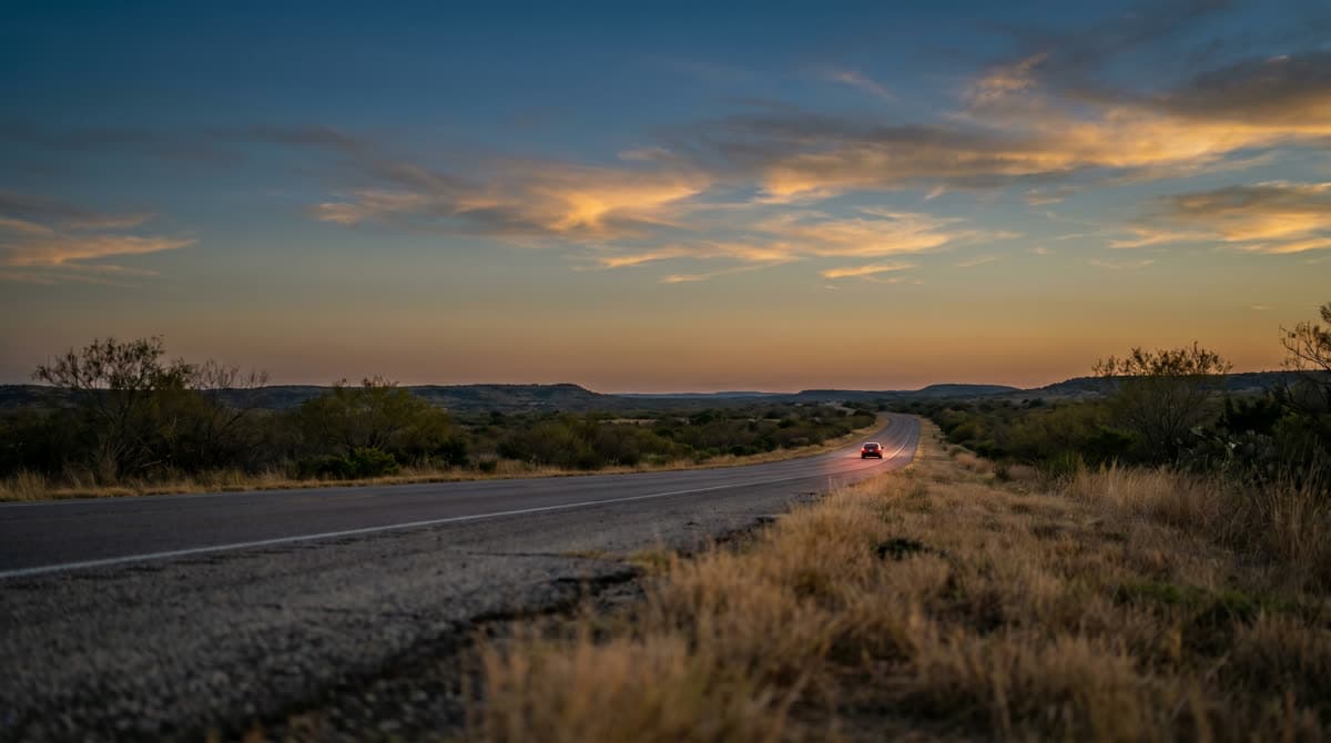 Carretera de Texas de noche con luces de un auto alejándose tras un accidente / Texas road at night with a car's lights driving away after a crash